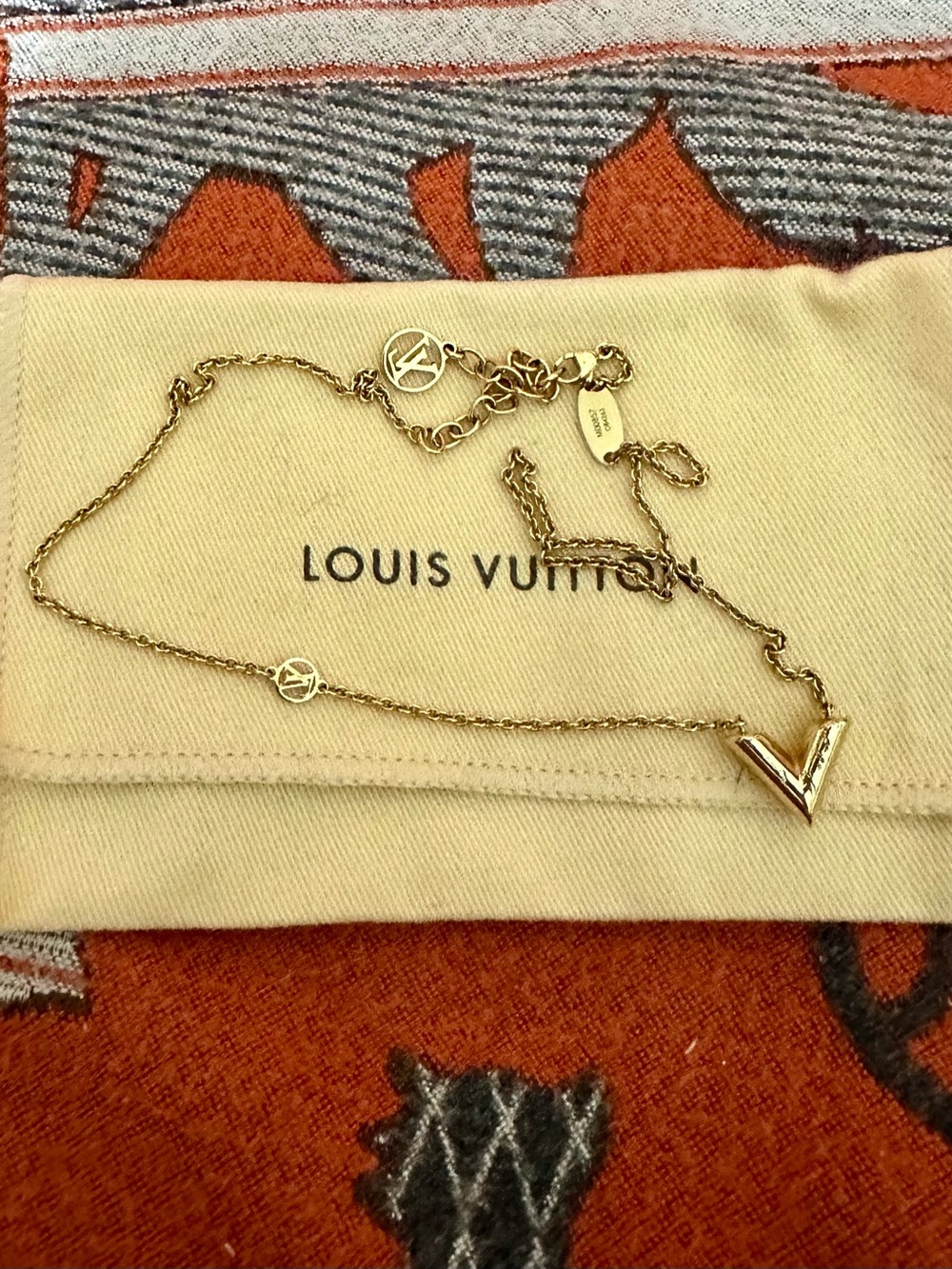 LOUIS VUITTON ❤️🌟ESSENTIAL V NECKLACE⭐️